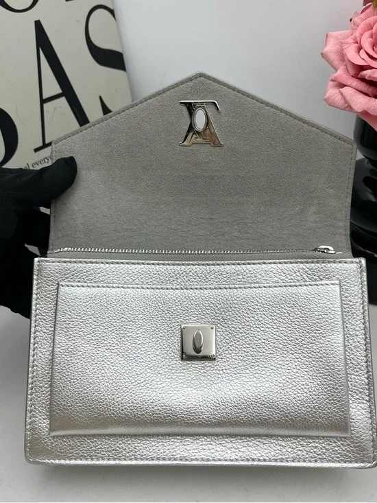 Louis Vuitton | Lockme Collection Silver Chain Bag | Microchip Version - Picture 8 of 11